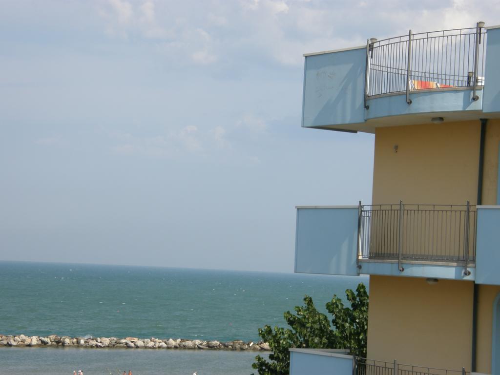 Residence Frontemare Rimini Esterno foto